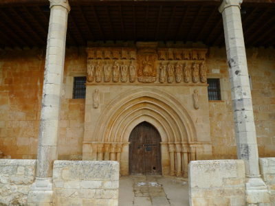Porta principal nun lateral da igrexa da Asunción, en Pisón de Castrejón