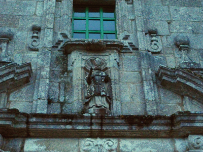 Imagen de San Martín en la fachada de la iglesia