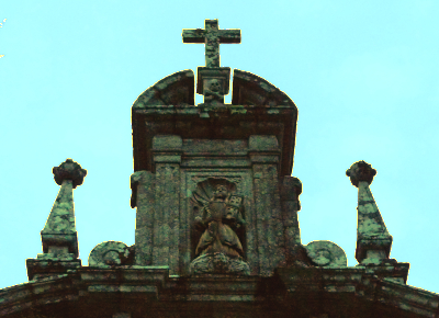 Imagen de Santa Bárbara en la fachada de la iglesia