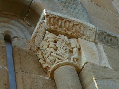 Capitel de Adán e Eva na ermida de Santa Eulalia no Barrio de Santa María