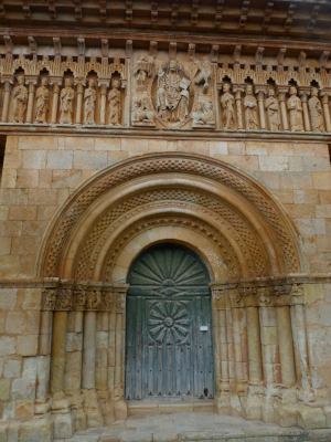 Portada de la iglesia de San Juan Bautista en Moarves de Ojeda
