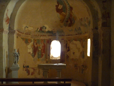 Interior da ermida de San Pelayo de Perazancas