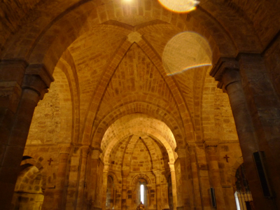 Interior da igrexa de San Salvador de Cantamuda